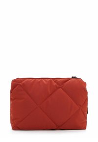 Bolsita de tela acolchada roja con cierre de cremallera. Presenta un diseño de costura en patrón de diamante y una superficie suave. Forma rectangular compacta.