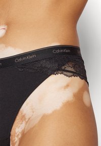 Calvin Klein Underwear TANGA ICON LACE - Nohavičky/Slipy - black