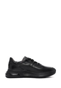Scarpe sportive nere realizzate in pelle testurizzata con lacci piatti, suola ammortizzata e una parte superiore liscia con discrete cuciture decorative.