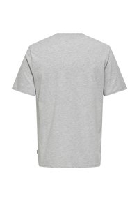 Γκρι κοντομάνικο T-shirt από βαμβάκι με λαιμόκοψη γύρω. Η πίσω πλευρά έχει απλό, ομοιόμορφο σχέδιο χωρίς γραφικά ή σχέδια.