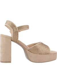 Sandalia de tacón alto beige con acabado de ante texturizado, tira decorada con detalles metálicos y diseño de tacón grueso.