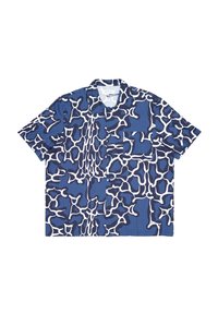 Camicia a maniche corte con bottoni caratterizzata da un motivo astratto blu e bianco, con strisce orizzontali e una tasca a toppa sul davanti.
