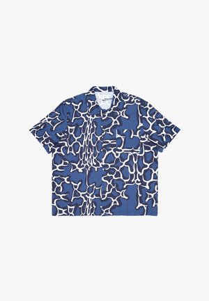 Camicia a maniche corte con bottoni caratterizzata da un motivo astratto blu e bianco, con strisce orizzontali e una tasca a toppa sul davanti.