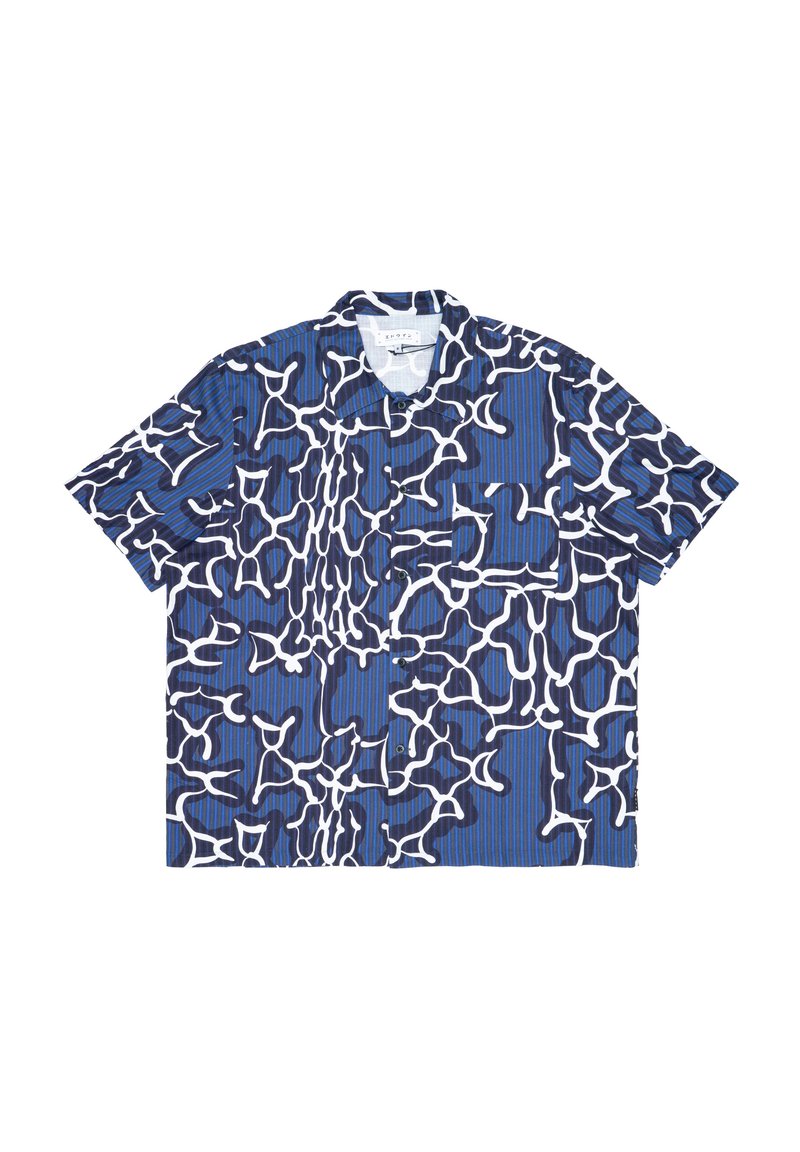 Camicia a maniche corte con bottoni caratterizzata da un motivo astratto blu e bianco, con strisce orizzontali e una tasca a toppa sul davanti.