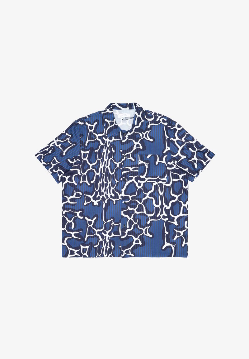 Camicia a maniche corte con bottoni caratterizzata da un motivo astratto blu e bianco, con strisce orizzontali e una tasca a toppa sul davanti.
