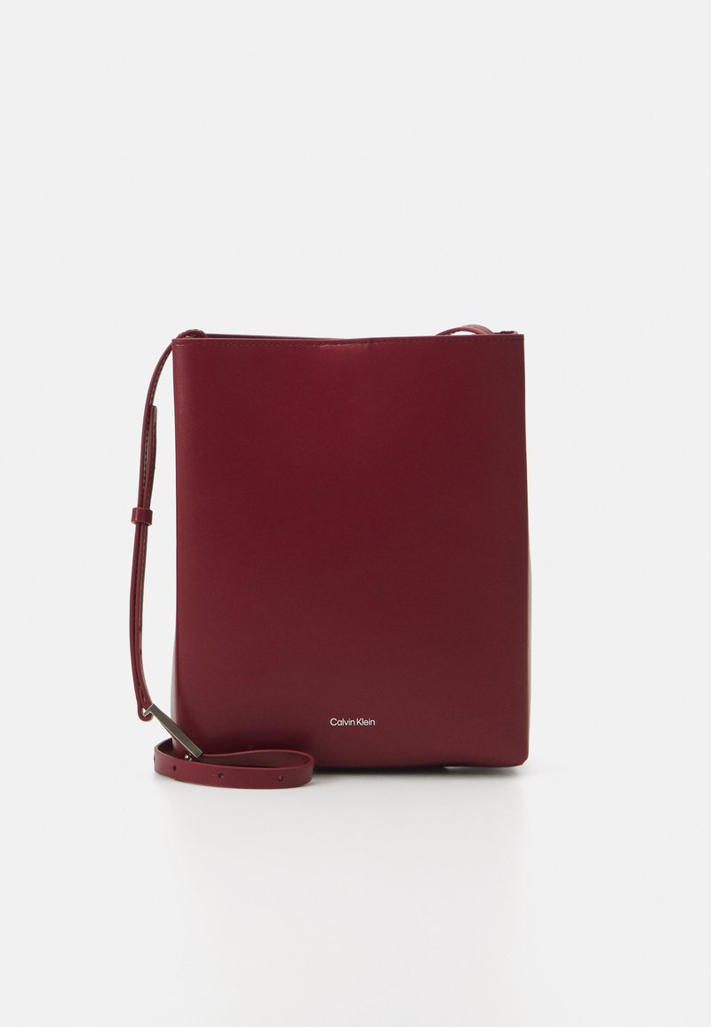 Calvin Klein PAPER BAG CROSSBODY - Τσάντα χιαστί - mahogany