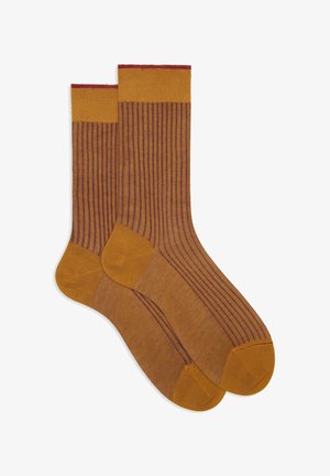 Braun gestreifte Socken aus glattem Material, mit vertikalen Reihen und maroonfarbenen Akzenten am Bündchen und an der Spitze.