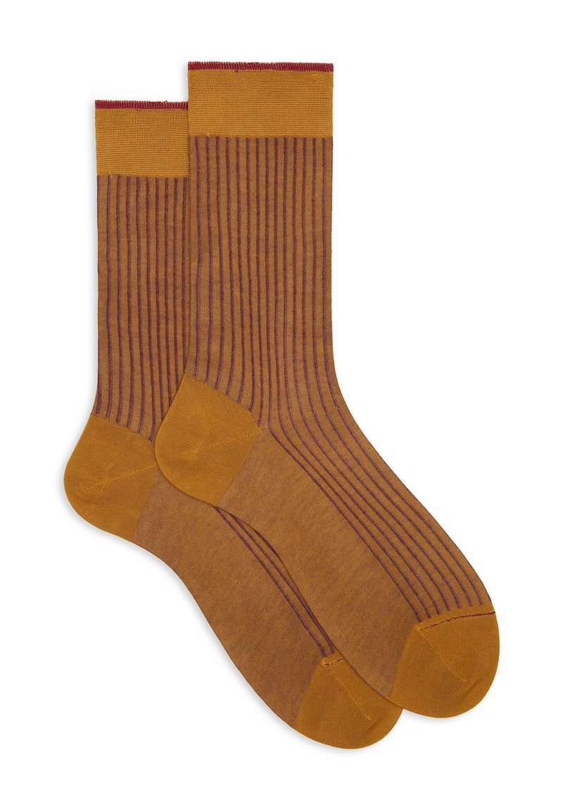 Calze a righe marroni realizzate in materiale liscio, con righe verticali e accenti bordeaux all'orlo e alla punta.