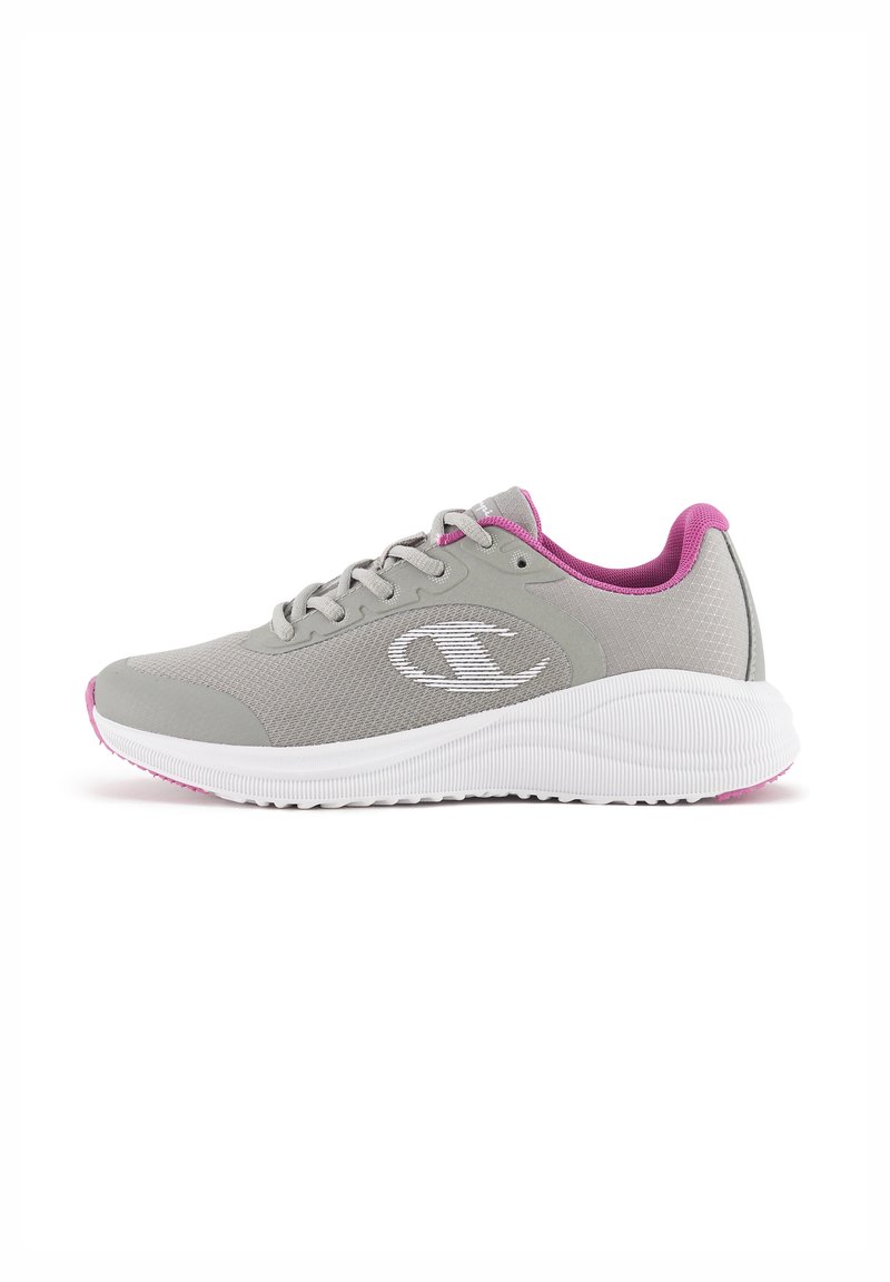 Szara sportowa sneaker z oddychającą siateczkową cholewką, różowymi akcentami oraz teksturowaną białą podeszwą z lekkim podwyższeniem obcasa.