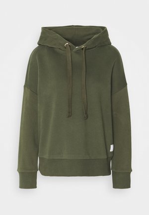 Olivengrøn hættetrøje med lange ærmer, justerbare snore, ribbet manchetter og kant samt et lille hvidt mærke på den nederste side.