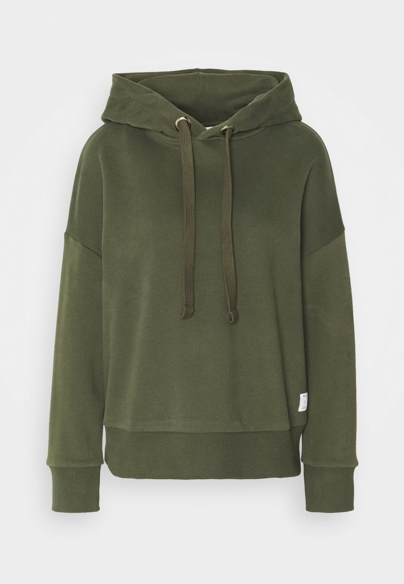 Sweat à capuche vert olive avec manches longues, cordons de serrage réglables, poignets et ourlet côtelés, et une petite étiquette blanche sur le côté inférieur.