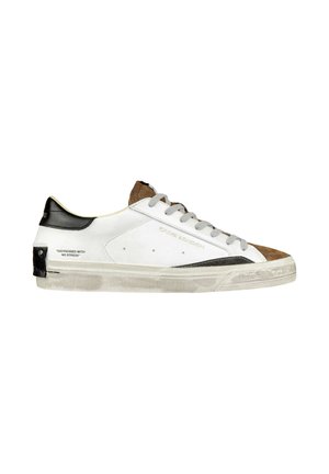 Sneaker bianca in pelle con dettagli in suede marrone, tallone nero, lacci grigi e suola invecchiata. Presenta del testo stampato sul lato. Design con punta arrotondata.