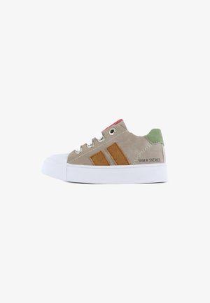 Beige sneaker met bruine suède strepen, witte rubberen zool, groene hielaccent en rode tongdetail. Beschikt over vijf gaatjes en witte veters.
