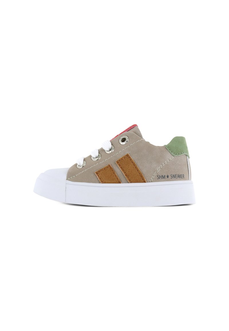 Beige sneaker with brown suede stripes, white rubber sole, green heel accent, and red tongue detail. Features five eyelets and white laces.