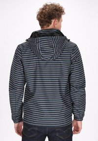 Heren hoodie in donkerblauw met smalle grijze en zilveren strepen, voorzien van elastische manchetten en een capuchon met trekkoord. Gelaagd stofontwerp.