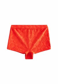 Shorts de bain rouges avec un motif en relief, forme rectangulaire, ceinture élastique et longueur mi-cuisse, fabriqués en tissu lisse.