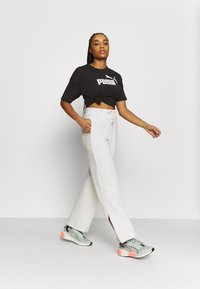 Puma CROPPED LOGO TEE - Apdrukāts T-krekls - puma black