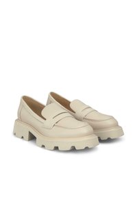 Mocassins en cuir beige avec une semelle épaisse, dotés d'une sangle décorative sur le dessus et d'un bout rond. Texture lisse sans motifs.