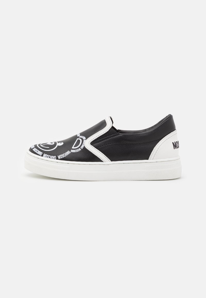 Baskets slip-on noir et blanc avec semelle blanche, visage de dessin animé et texte « Moschino » imprimé sur l'avant et le talon.