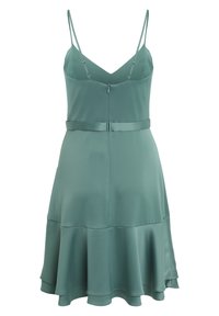 Robe sans manches en satin bleu sarcelle avec fines bretelles réglables, ceinture cintrée à la taille, fermeture éclair au dos et ourlet évasé à volants.