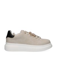 Zapatillas de cuero beige con una suela blanca, que cuentan con un talón negro texturizado y acentos metálicos decorativos en los cordones.