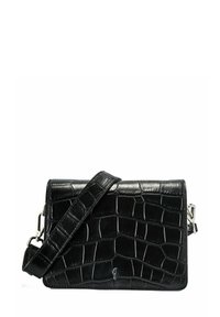 Czarna prostokątna torebka o teksturze krokodylej, z srebrnym okuciem i odpinanym paskiem na ramię. Gładkie wykończenie i sztywny design.