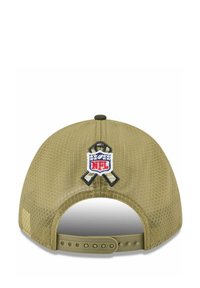 Olivgrüner Baseballcap aus Netzstoff mit gesticktem NFL-Logo und einem Band. Verstellbarer Riemen hinten.