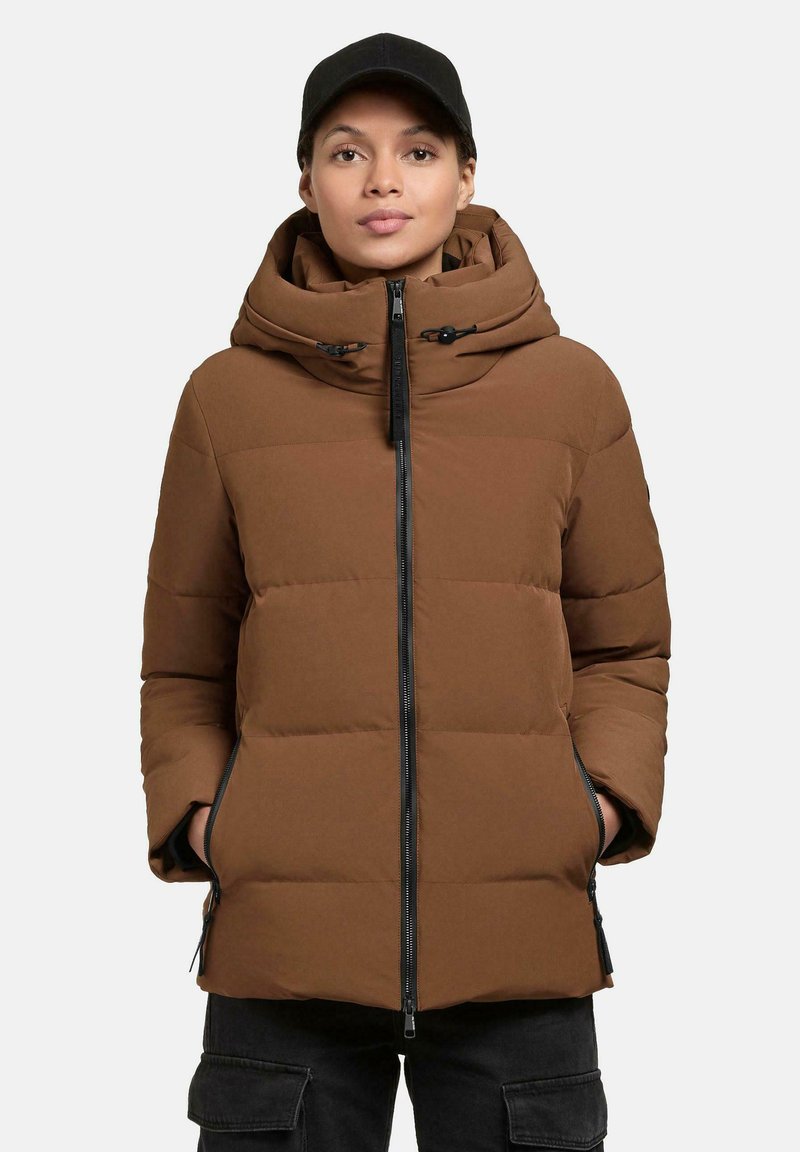 Veste rembourrée marron avec un col montant, fermeture éclair, poches latérales et une capuche ajustable ; présente une texture lisse et un design moderne.