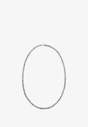 Sølv kæderekæde med sammenkoblede ovale og runde former, glat tekstur, lås lukning og en ensartet metallisk glans.