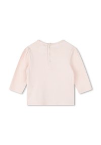 Lichtroze langslavige top met een ronde halslijn, geribbelde textuur en sluiting met drie knopen aan de achterkant. Eenvoudig, onopgesmukt ontwerp.