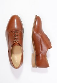 KIOMI Stringate - tan