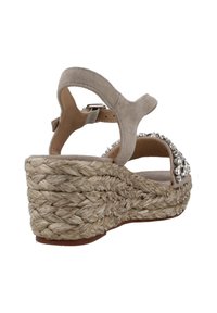Sandalia de cuña de ante beige con suela de yute trenzado, tira en el tobillo trasero y acentos de rhinestones en la parte superior.