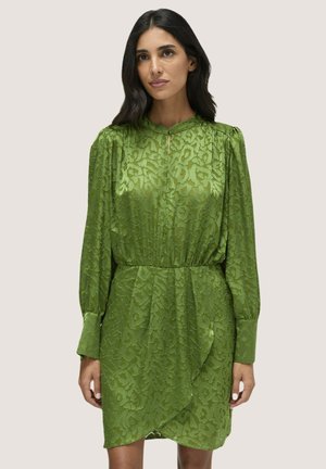 Grünes Leopardenprint-Kleid mit langen Ärmeln, einem hohen Kragen und einer gerafften Taille. Hergestellt aus einem glatten, strukturierten Stoff mit subtiler glänzender Oberfläche.