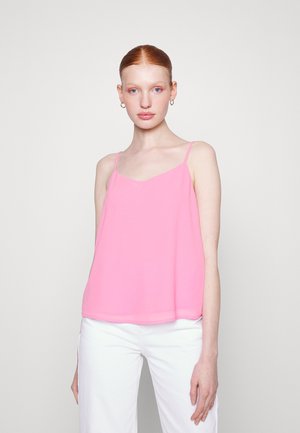 Camiseta de tirantes finos de color rosa, ligera, con escote en V y un corte holgado. Textura suave y de color sólido sin patrones ni adornos.