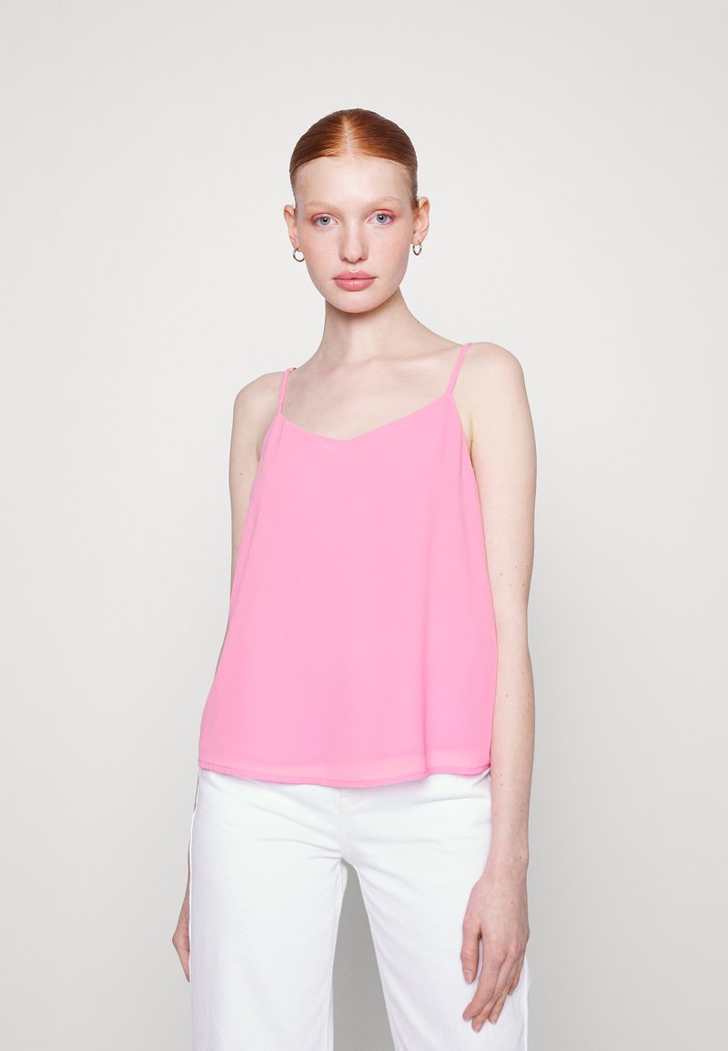Camisola rosa, leve, com alças finas, decote em V e corte solto. Textura suave e cor sólida, sem padrões ou adornos.