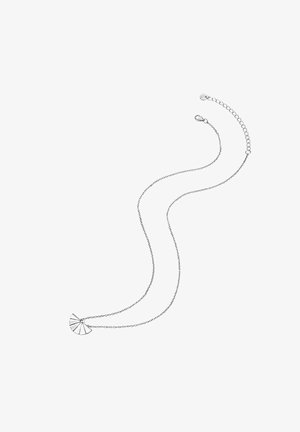 Sølv kædedesign med en fan-formet vedhæng med skrå sektioner, poleret finish og en krabbe-lås til lukning.