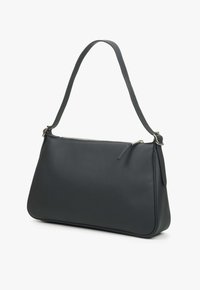 Czarna skórzana torba na ramię o gładkiej powierzchni, z zamkiem błyskawicznym na górze i pojedynczym paskiem na ramię. Charakteryzuje się minimalistycznym designem.