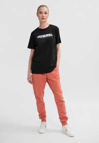 Hummel LEGACY TAPERED  - Træningsbukser - apricot