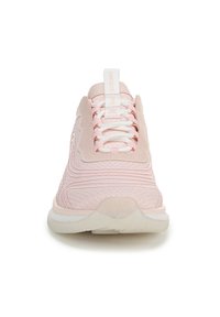 Baskets de sport rose clair avec une tige texturée, lacets blancs et col rembourré. Présence d'une semelle blanche épaisse et d'une languette avec logo.