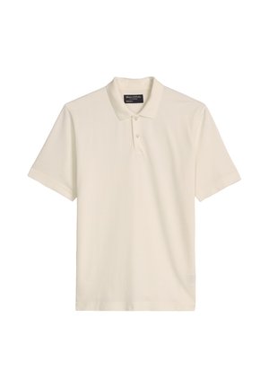 Cremefarbenes Polohemd mit kurzen Ärmeln, umgelegtem Kragen und zwei Knöpfen, flach auf einem weißen Hintergrund ausgelegt.