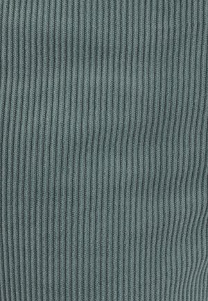 Tessuto rigato blu-verde con strisce verticali, dal aspetto morbido e testurizzato, adatto per rivestimenti o abbigliamento.