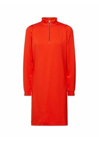 Czerwona sukienka z długim rękawem i wysokim kołnierzem, z pół-zamkiem, gładką teksturą i szwami na ramionach zapewniającymi swobodny krój.