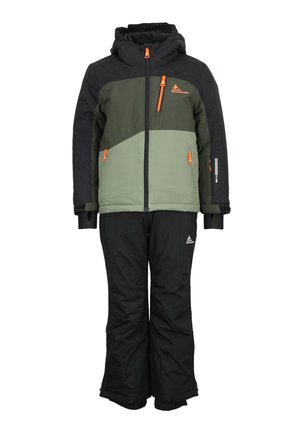 Veste de ski noire et olive, dotée d'une capuche, d'une fermeture éclair à l'avant et de accents orange vif. Assortie à un pantalon de neige noir, les deux étant isolés.