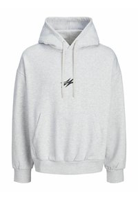 Jasnoszara bluza z kapturem wykonana z miękkiej tkaniny, z kieszenią z przodu, ściągaczami przy mankietach oraz czarnym logo na piersi.