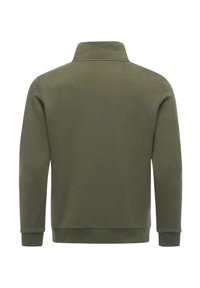 Pullover verde oliva con collo alla camicia, maniche lunghe e polsini a costine. Presenta testo impresso sul colletto e una finitura in tessuto testurizzato.