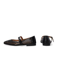 Schwarze perforierte Ballerinas mit runder Spitze und seitlichem Schnallenriemen. Glänzende Oberfläche mit flachem Absatz. Innenraum zeigt ein hellbraunes Lederfutter.