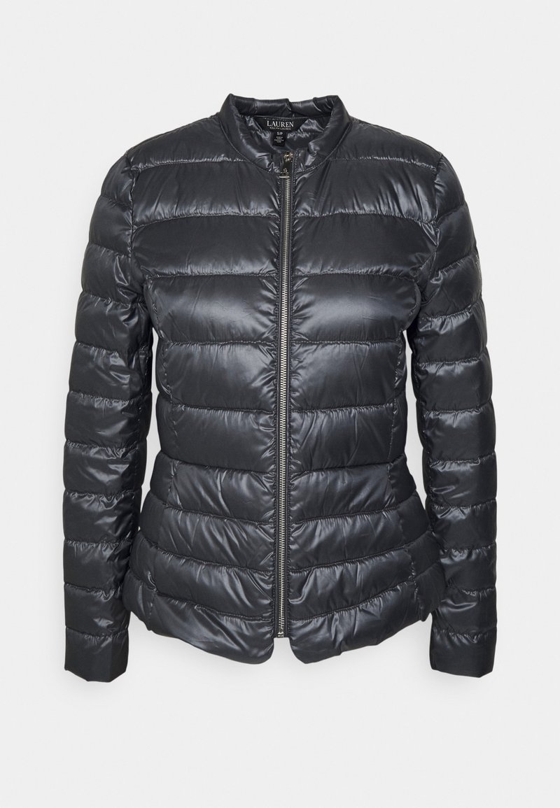 Černá péřová bunda s horizontálním prošíváním, zapínáním na zip a kulatým výstřihem. Vyrobena z lesklého, lehkého materiálu vhodného pro chladné počasí.