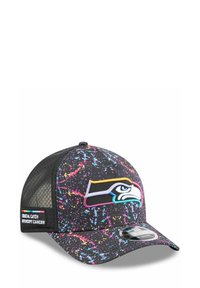 Casquette noire avec un design éclaboussé coloré, arborant un logo Seahawks bien en vue. Dos en mesh et une patch indiquant "Crucial Catch."