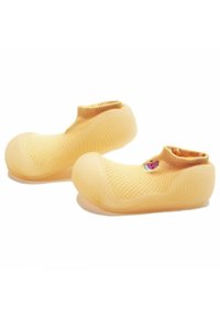 Zapatos amarillos tipo slip-on con parte superior de malla texturizada y suela de goma. Presenta un pequeño parche de sandía en el lateral. Diseño de puntera redondeada.