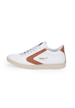 Sneaker bianca bassa con suola beige, striscia laterale marrone e dettagli sul tallone, chiusura con lacci e logo dorato "Valsport 1920" sul lato.